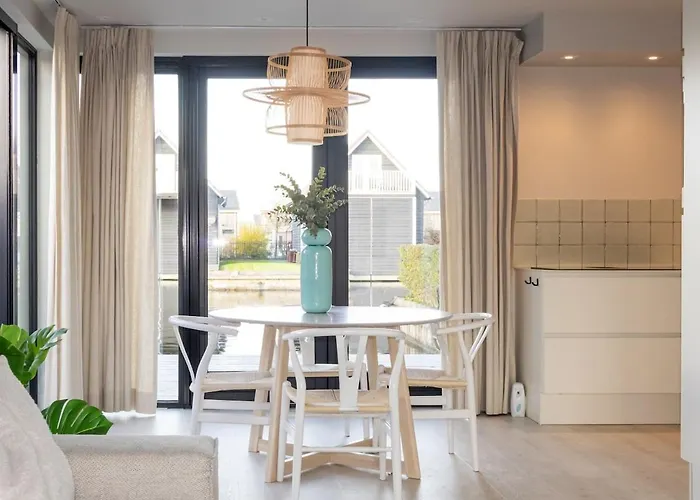 Luxe Verblijf in een Waterlodge aan de Waterkant